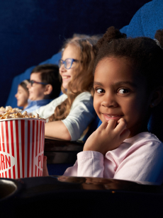 Pessoa comendo pipoca no cinema