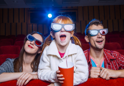 Crianças no cinema com óculos 3d