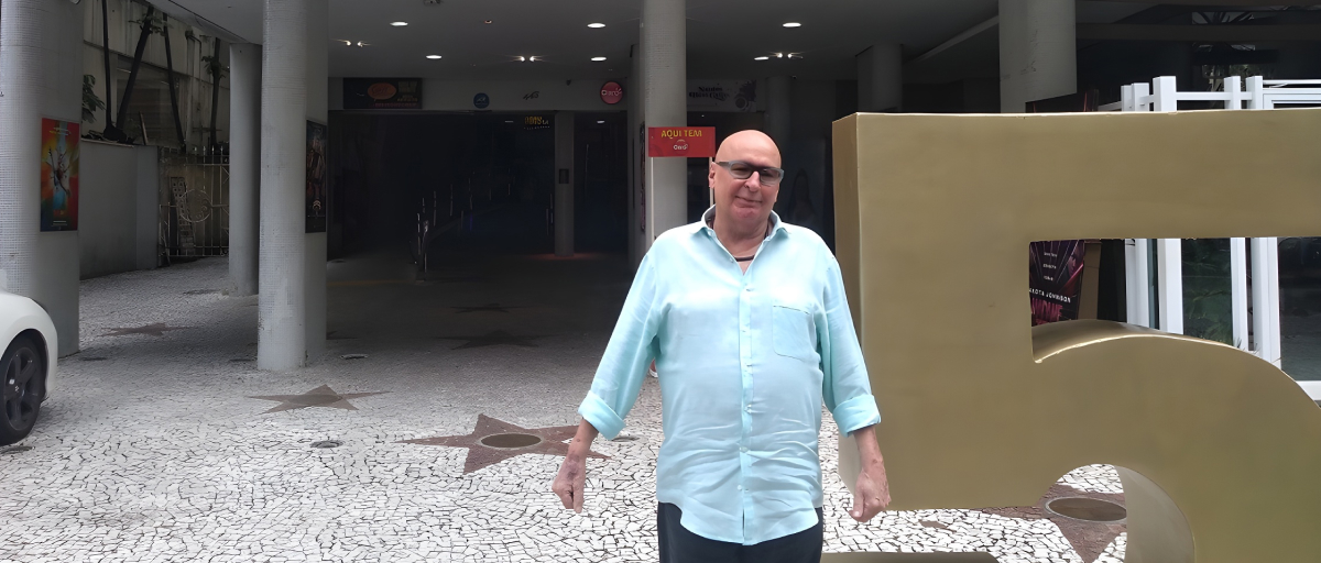 Foto do Toninho Campos saindo do Cine Roxy