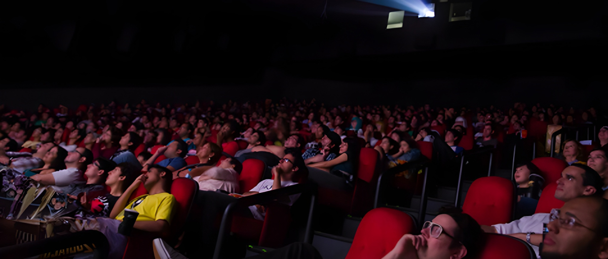 Pessoas dentro do Cine Roxy