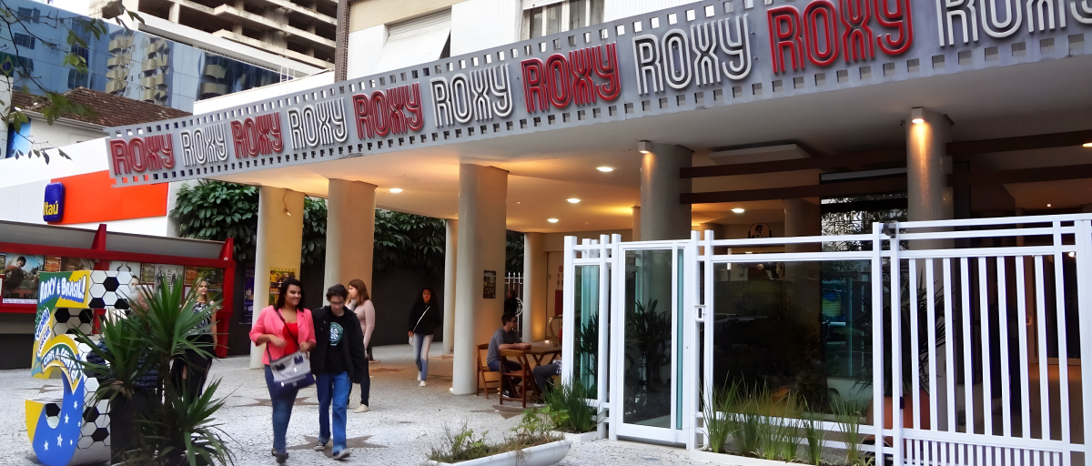 Foto do Toninho Campos saindo do Cine Roxy