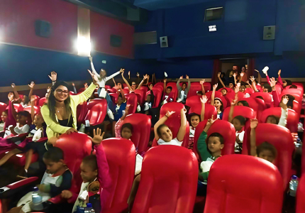 Alunos em sessão do Cine Escola