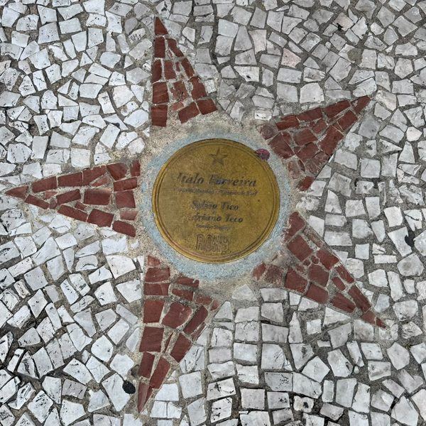 Estrela de Ítalo Ferreira na Calçada da fama do Roxy