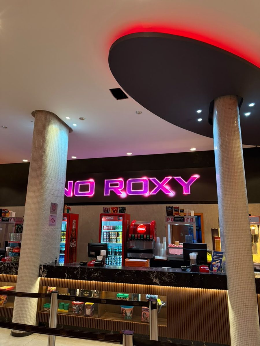 LED sobre a bomboniere do Cine Roxy