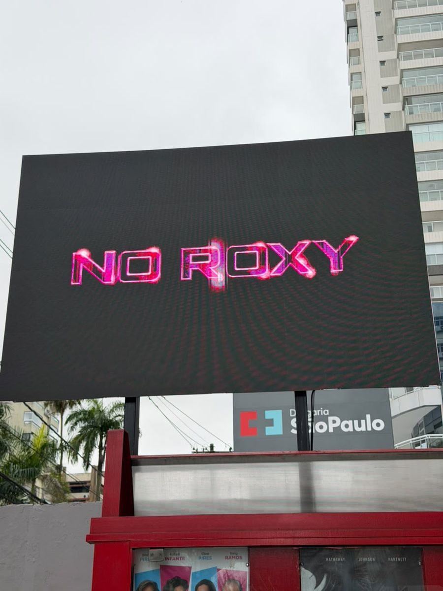 Telão de LED na fachada do Cine Roxy