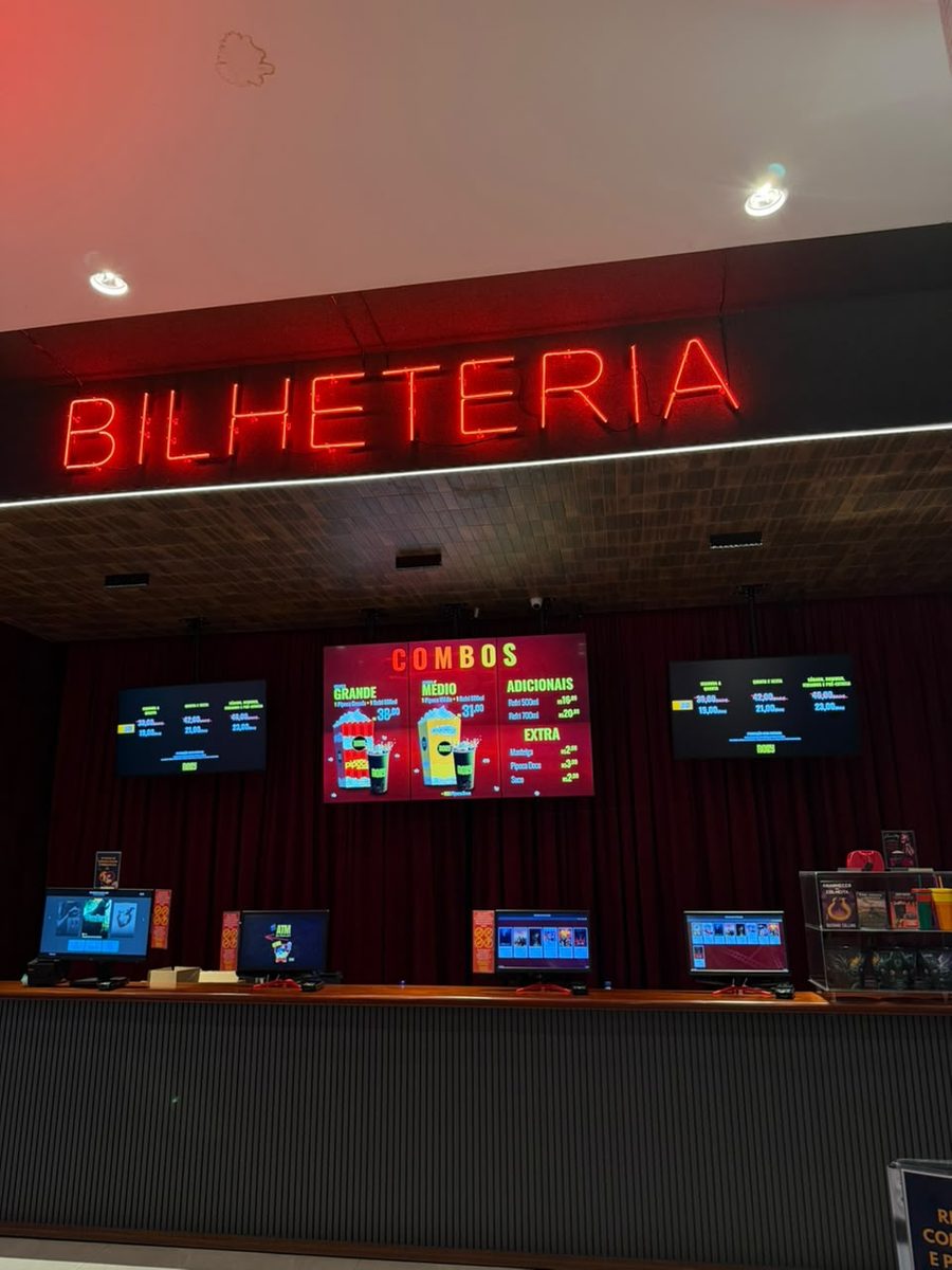 Telas na bilheteria do Cine Roxy